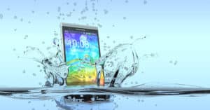Was-tun-wenn-das-Smartphone-ins-Wasser-gefallen-ist